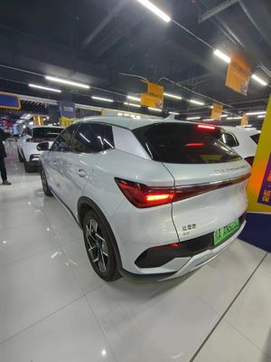 3年使用されたEVカー 白い外装で効率的な運転性能