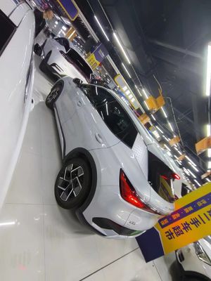 セダン4ドア 中古EVカー 優れた安全性評価と手頃な価格